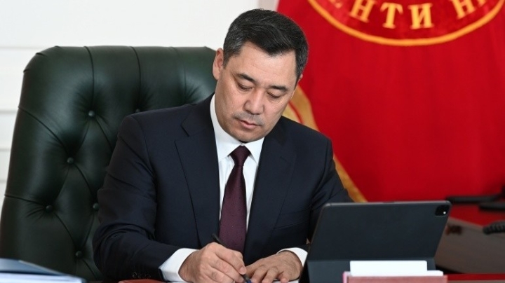 Садыр Жапаров подписал закон об усилении защиты клиентов банков и МФК от мошенничества