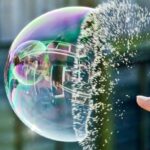 Глобальные риски: как пузырь ИИ и долговой кризис влияют на рынок Кыргызстана